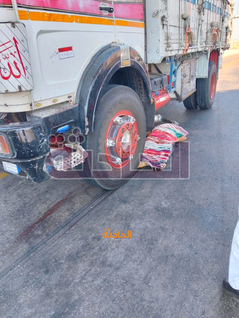 تصادم سيارة نقل بشخص على بطريق القاهرة الصحراوي