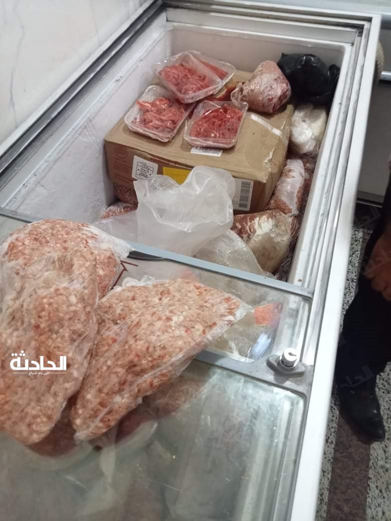 مقطعات ومصنعات لحوم ودواجن فاسدة غير صالحة