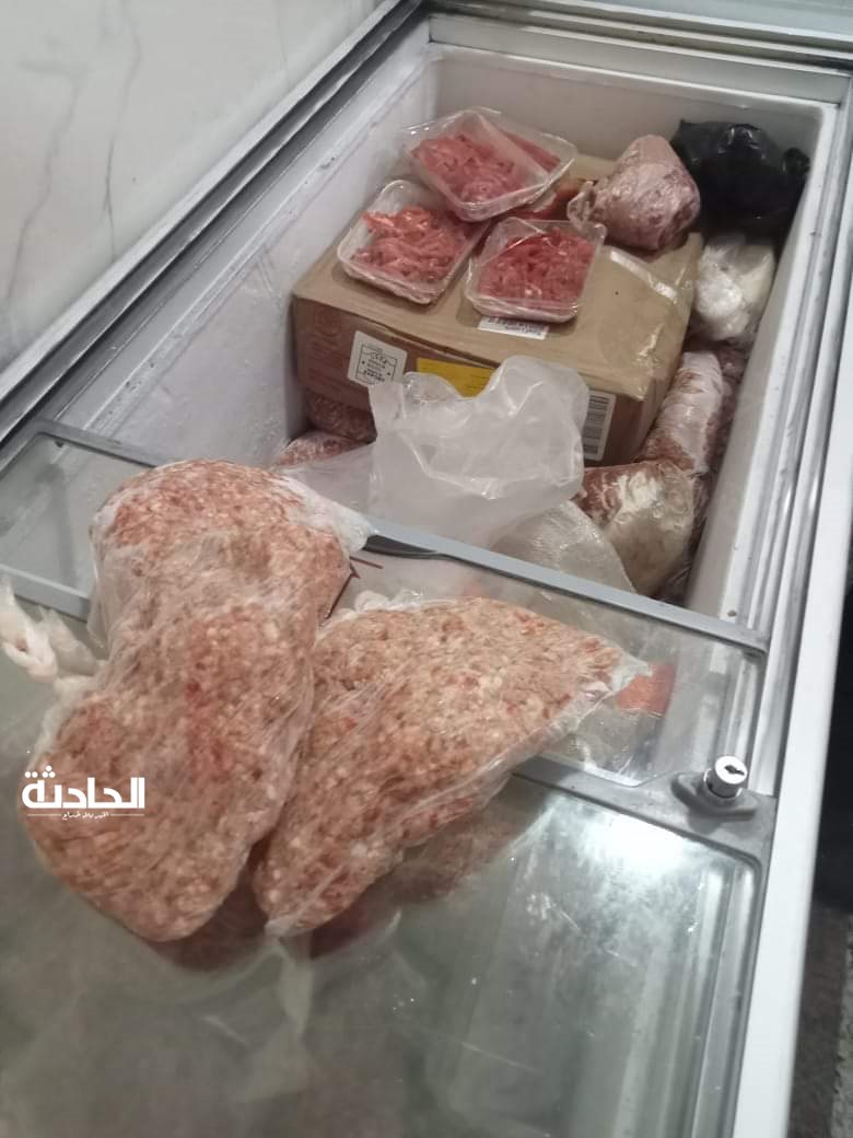 مقطعات ومصنعات لحوم ودواجن فاسدة غير صالحة
