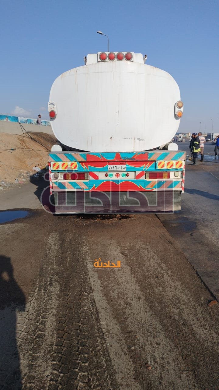 حريق في سيارة تنك بنزين