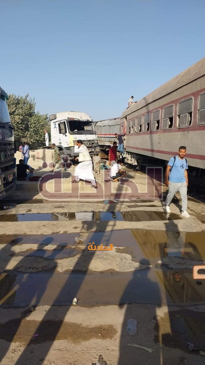 تصادم قطار بسيارات في الإسكندرية