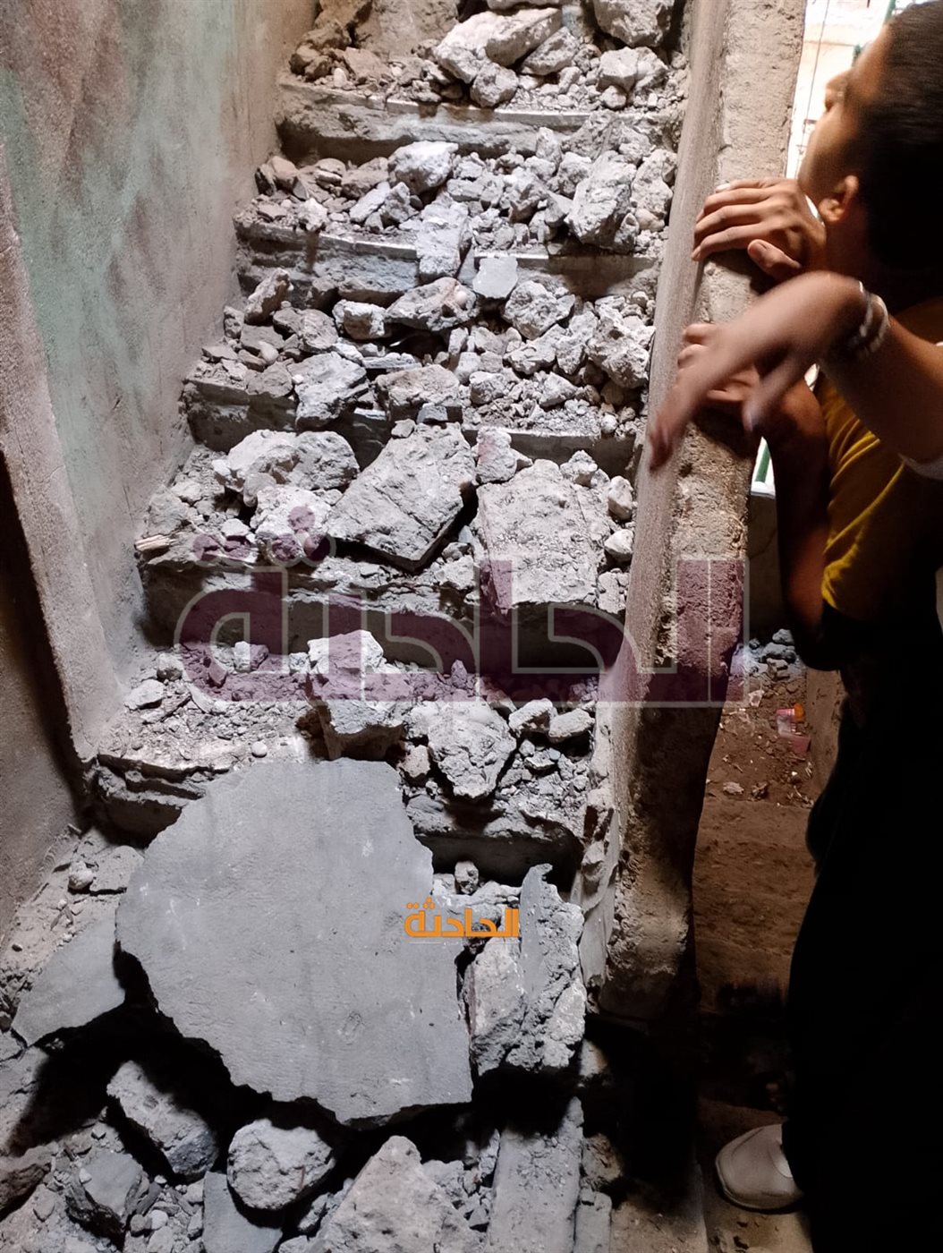 انهيار سلم عقار بعزبه عبدالمنعم رياض بالإسكندرية