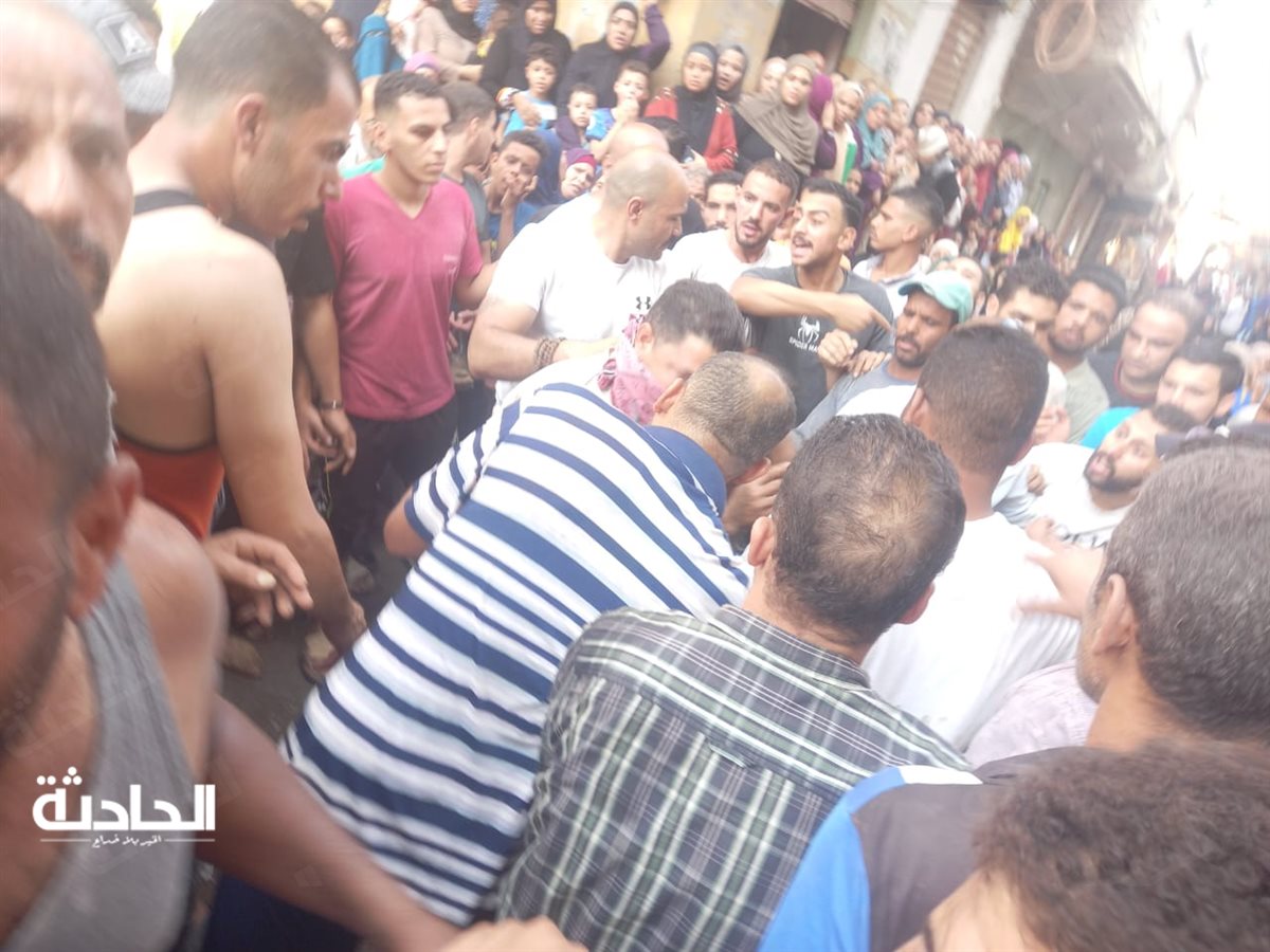 سقوط 3 أشخاص في بلاعة صرف صحي