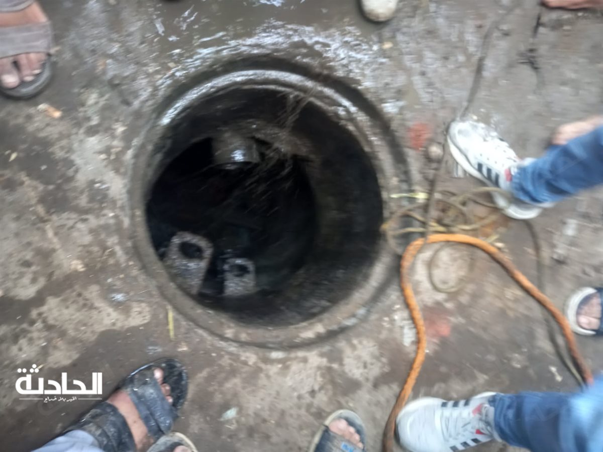سقوط 3 أشخاص في بلاعة صرف صحي
