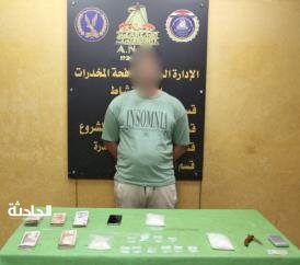 عناصر إجرامية بحوزتهم كميات من المخدرات والأسلحة