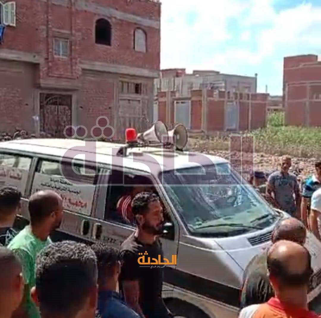 تشييع جثمان نجار دمياط المقتول على يد زملائه