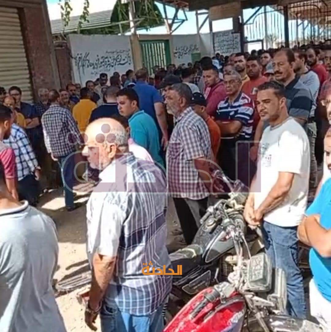 تشييع جثمان نجار دمياط المقتول على يد زملائه