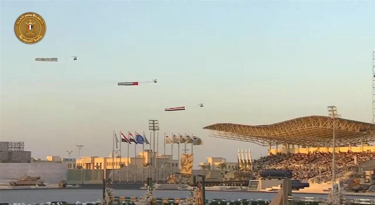 طائرات الهليكوبتر وقوات الصاعقة ينفذان عروضًا خاصة