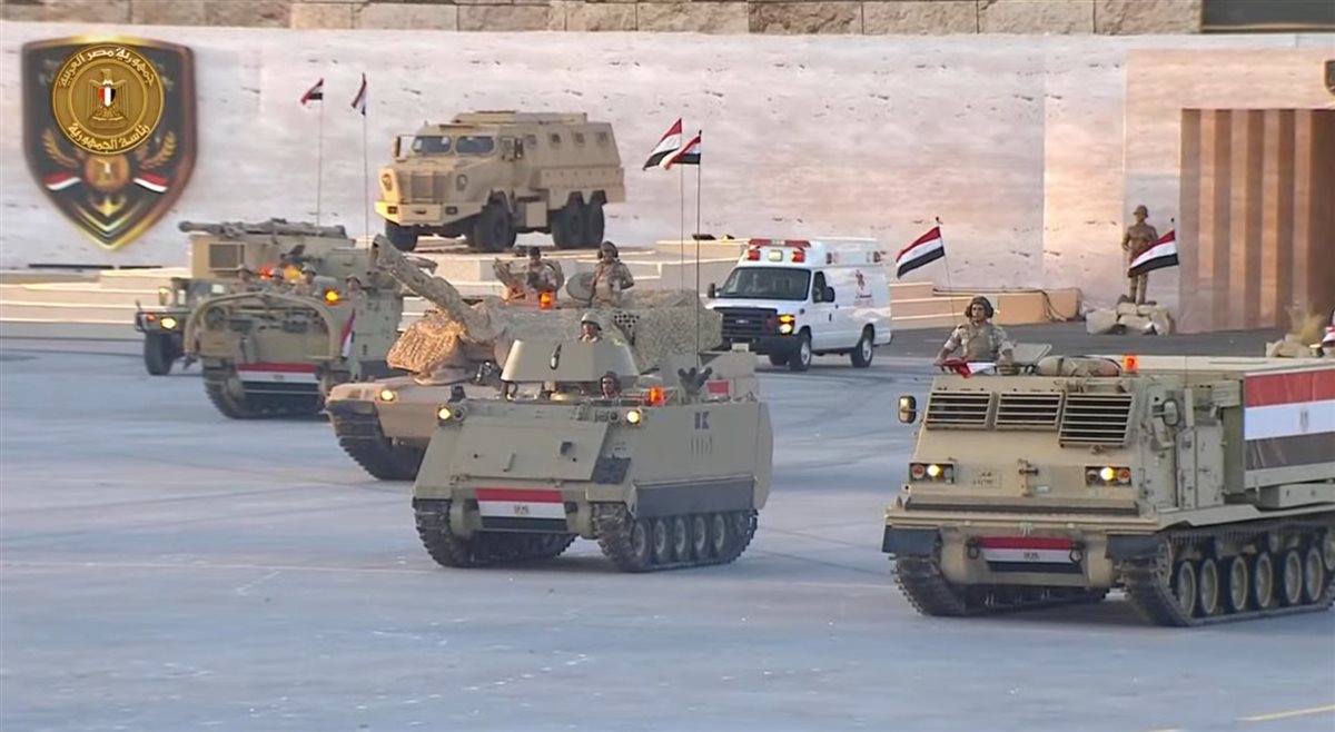 طائرات الهليكوبتر وقوات الصاعقة ينفذان عروضًا خاصة