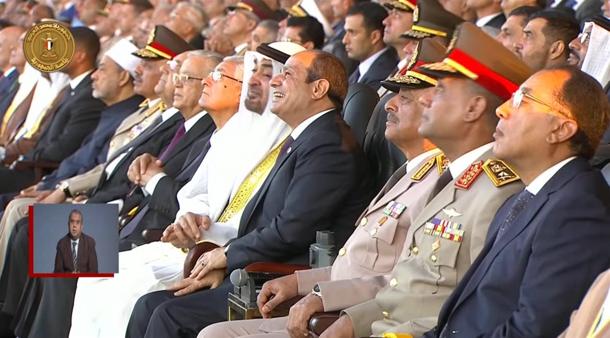 طائرات الهليكوبتر وقوات الصاعقة ينفذان عروضًا خاصة