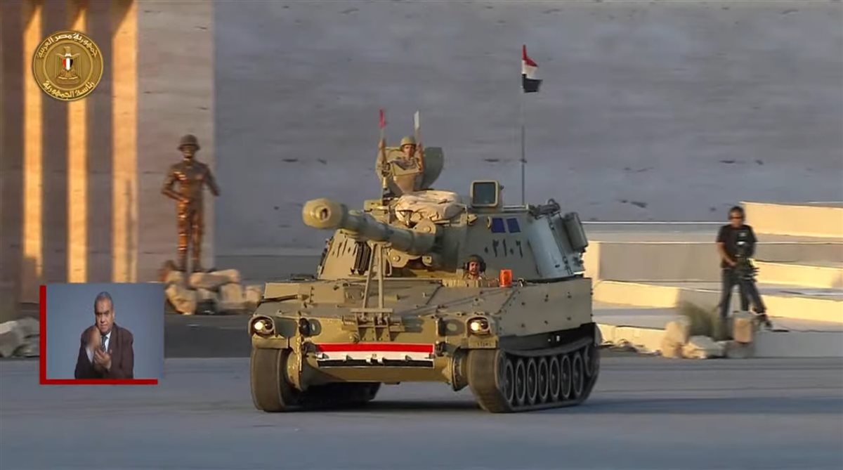 طائرات الهليكوبتر وقوات الصاعقة ينفذان عروضًا خاصة