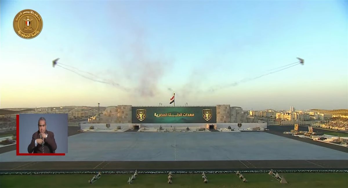 طائرات الهليكوبتر وقوات الصاعقة ينفذان عروضًا خاصة