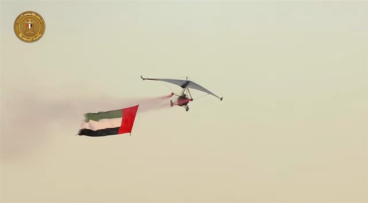 طائرات الهليكوبتر وقوات الصاعقة ينفذان عروضًا خاصة