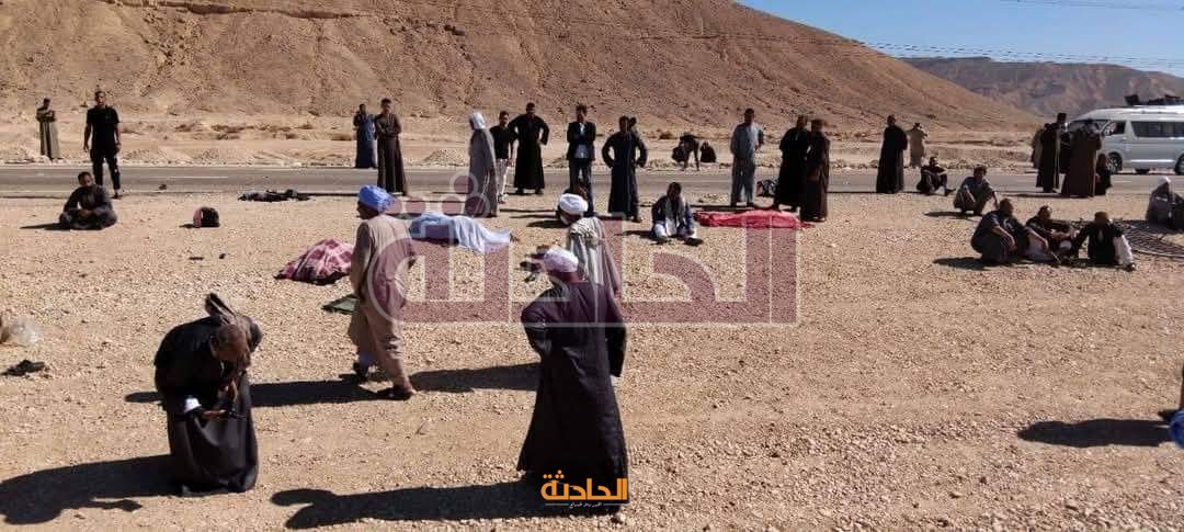 مصرع 7 أشخاص من أبناء عمومة في حادث انقلاب سيارة ميكروباص بطريق قنا سوهاج