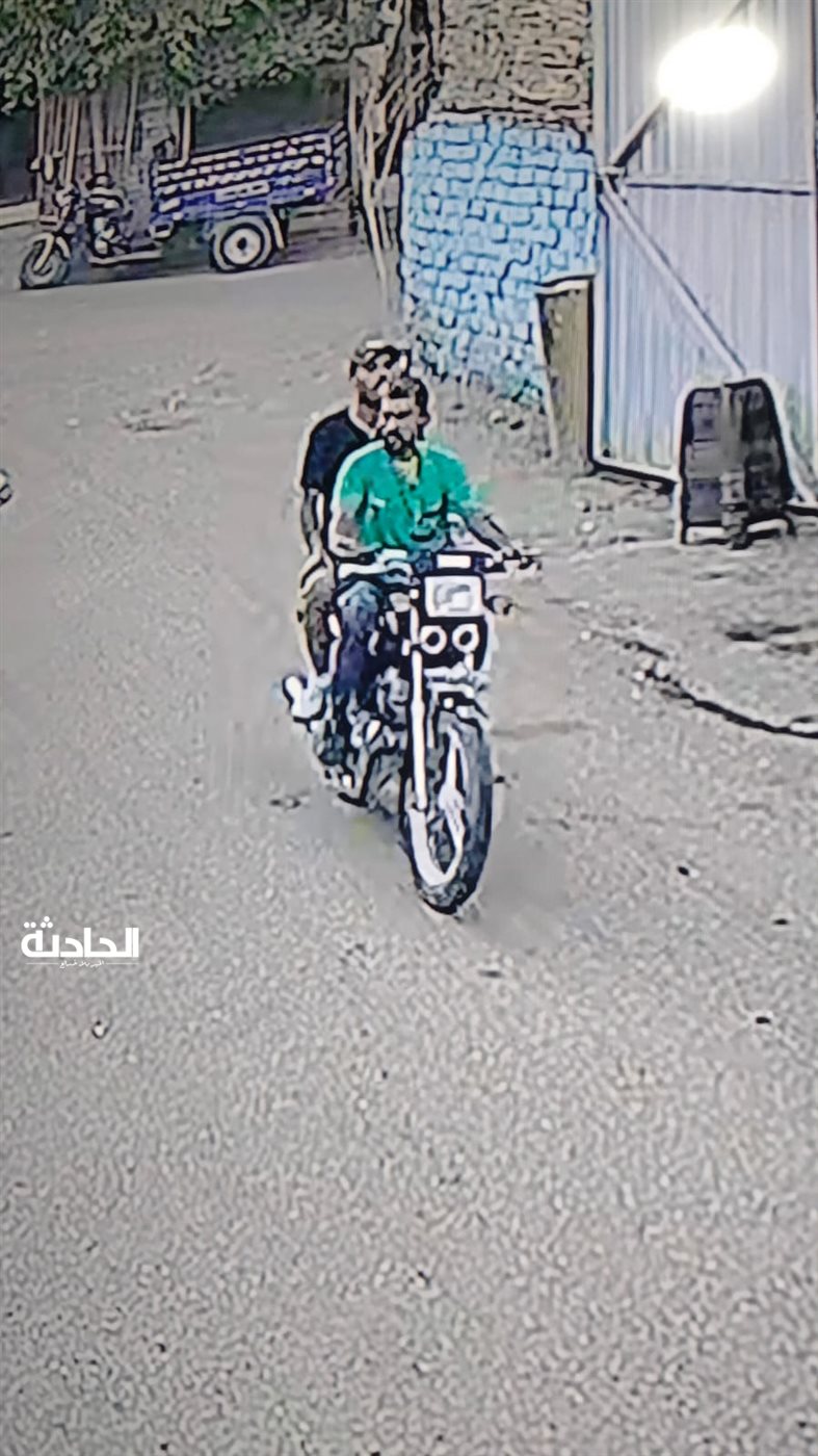 لصان يسرقان سيارة بالوراق