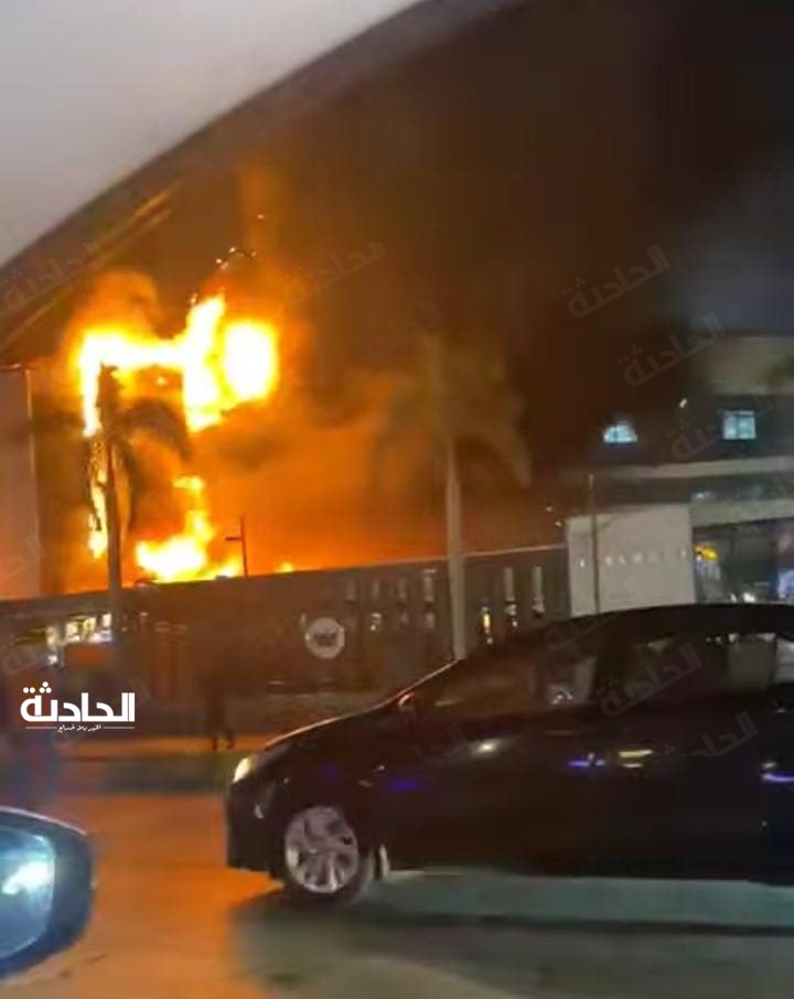 حريق هائل في مول بالتجمع الخامس