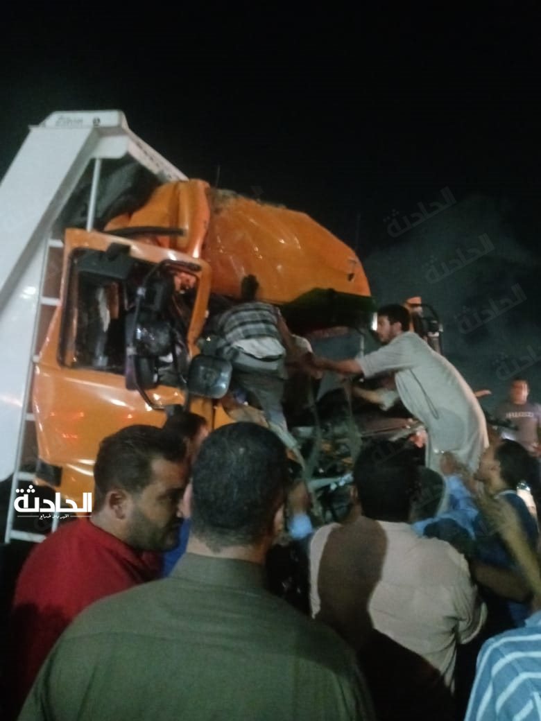 حادث تصادم 4 تريلات وأتوبيس بالطريق الصحراوي