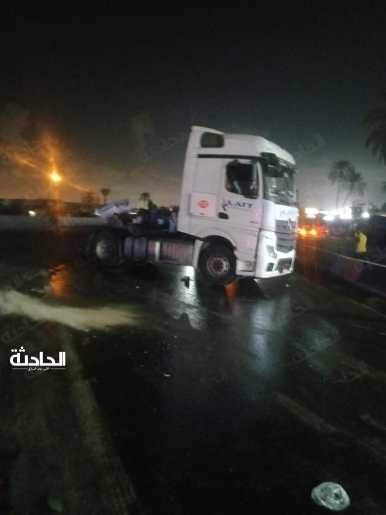 حادث تصادم 4 تريلات وأتوبيس بالطريق الصحراوي