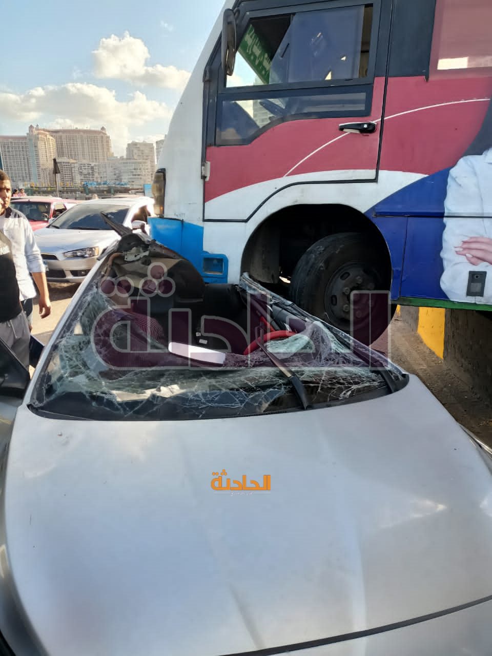 تصادم أتوبيس مع سيارة ملاكي بطريق المنشية في الإسكندرية