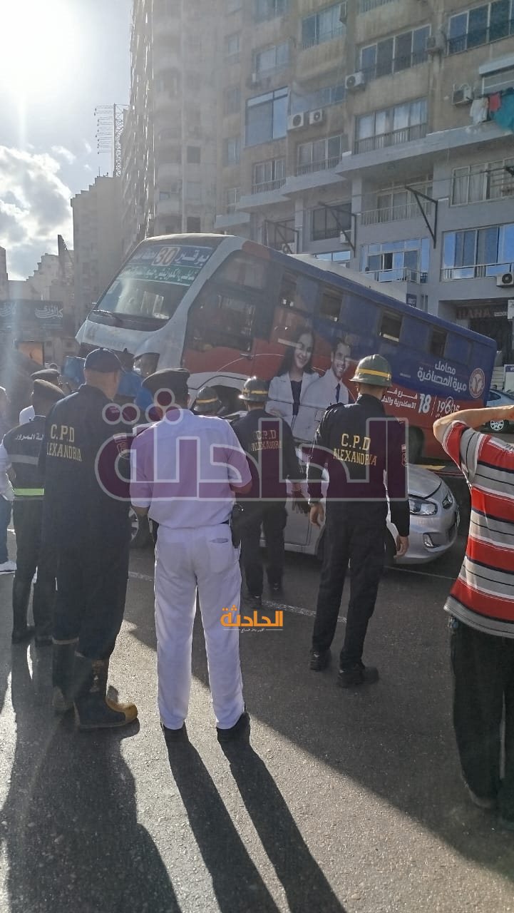 تصادم أتوبيس مع سيارة ملاكي بطريق المنشية في الإسكندرية
