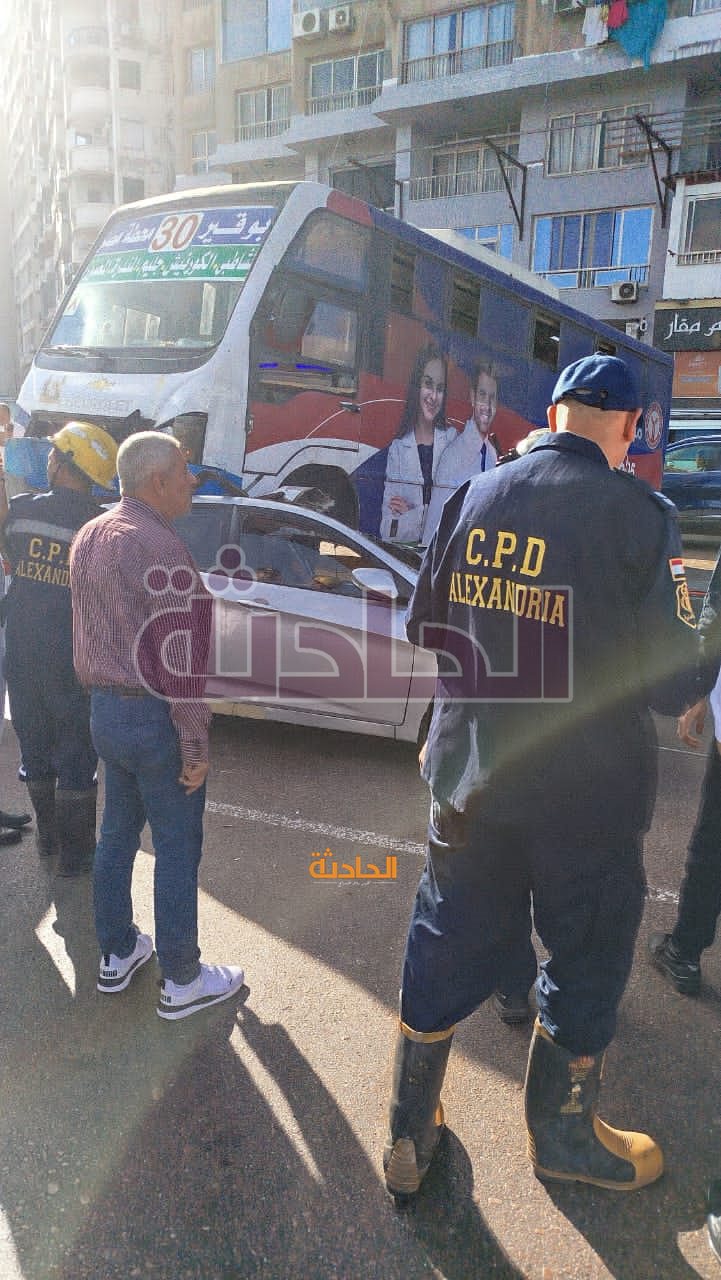 تصادم أتوبيس مع سيارة ملاكي بطريق المنشية في الإسكندرية
