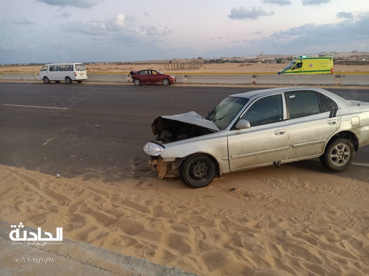 تصادم سيارتي ملاكي أعلى الطريق الساحلي