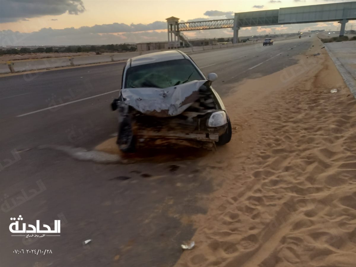 تصادم سيارتي ملاكي أعلى الطريق الساحلي