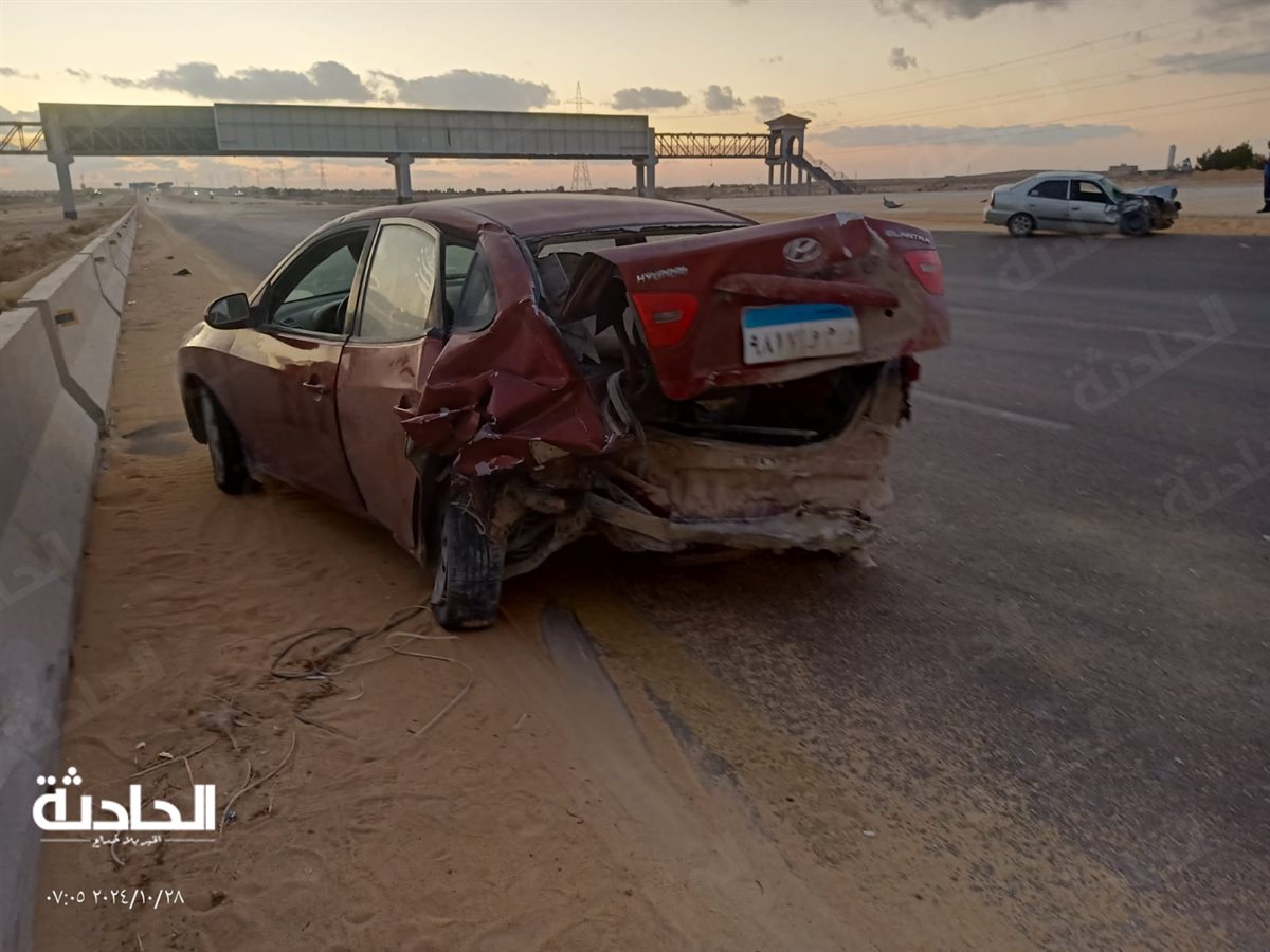 تصادم سيارتي ملاكي أعلى الطريق الساحلي