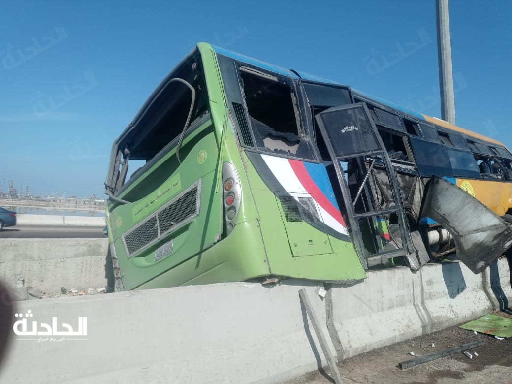 انقلاب أتوبيس أعلى الطريق الدولي