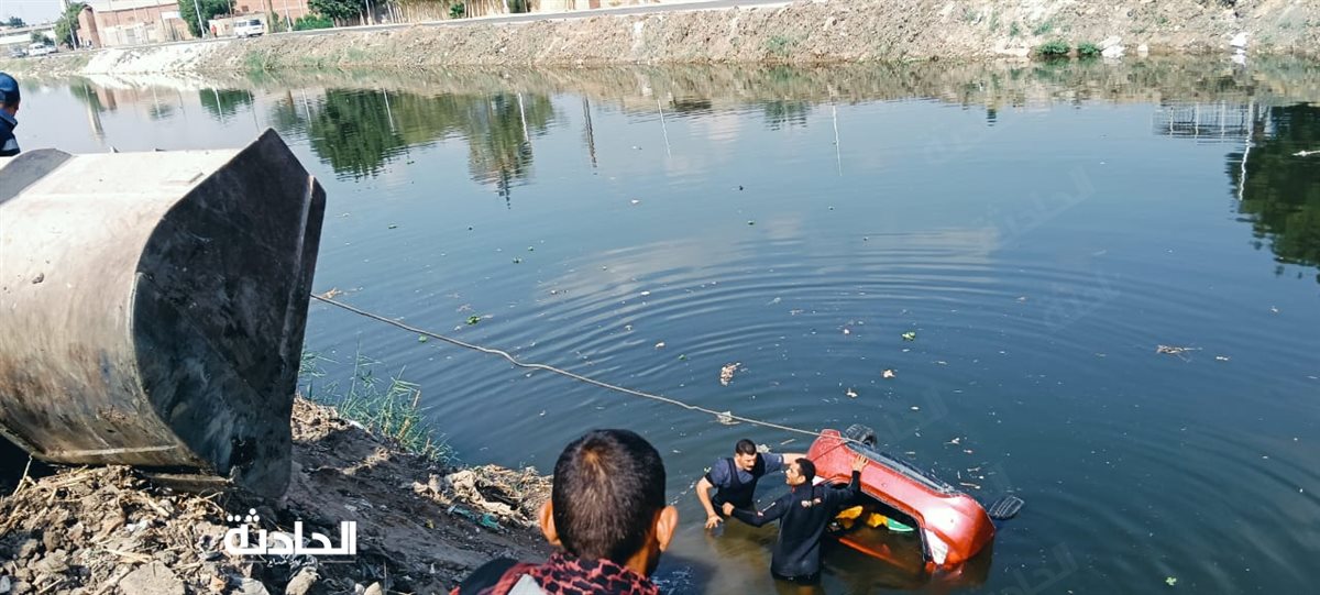 مصرع أم وأطفالها في انقلاب سيارة بترعة المريوطية