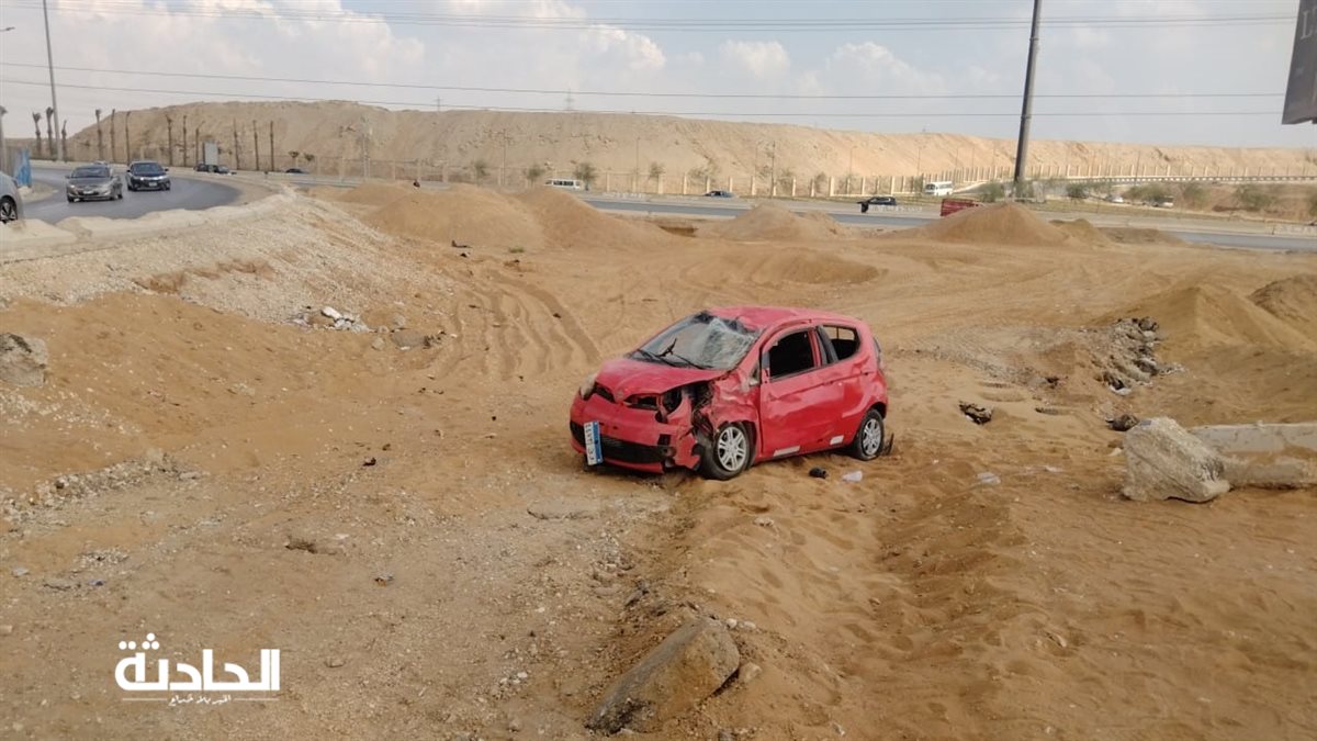 تصادم سيارتين أعلى طريق الواحات بأكتوبر