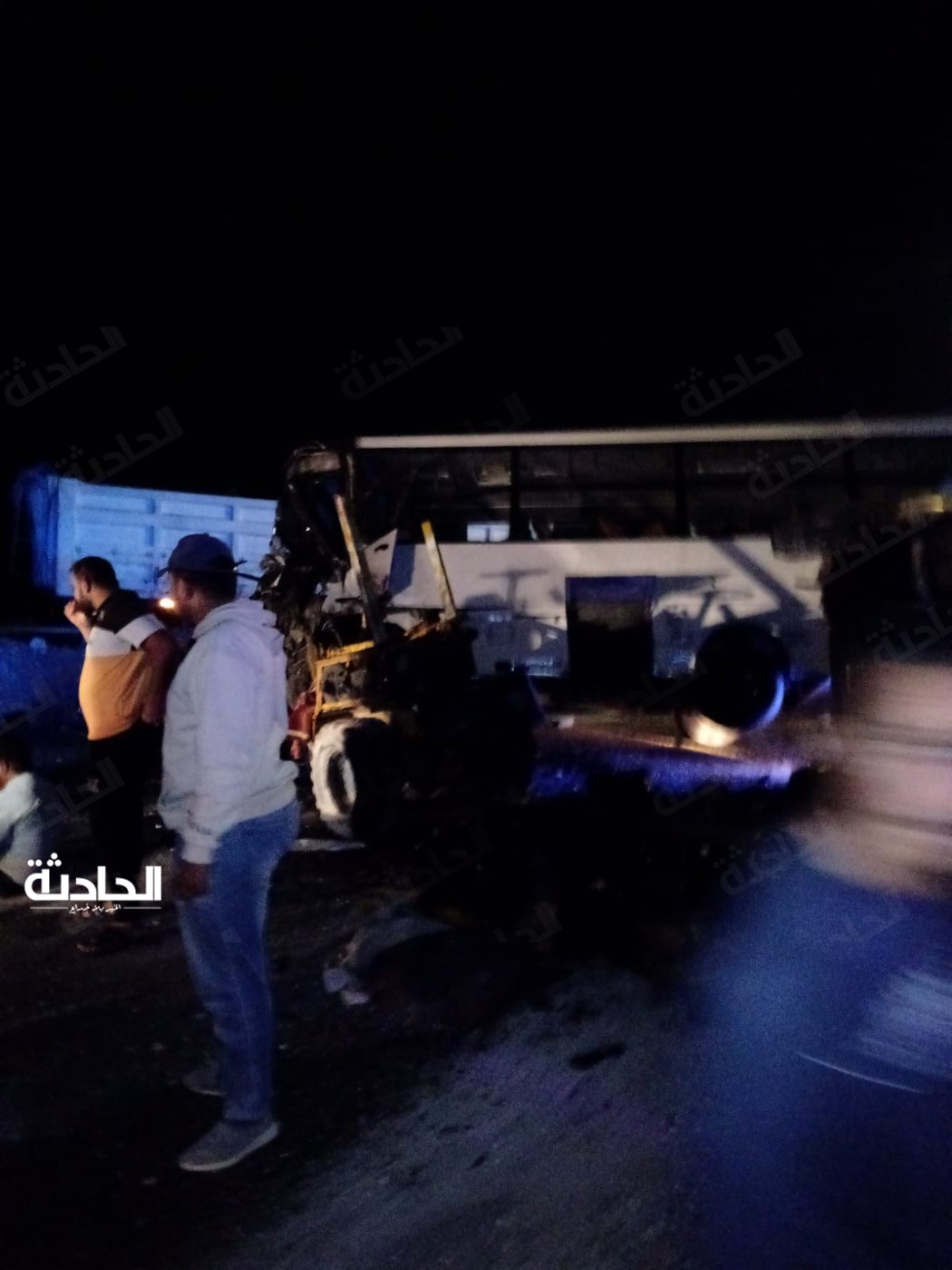 حادث تصادم أتوبيس وسيارة نقل