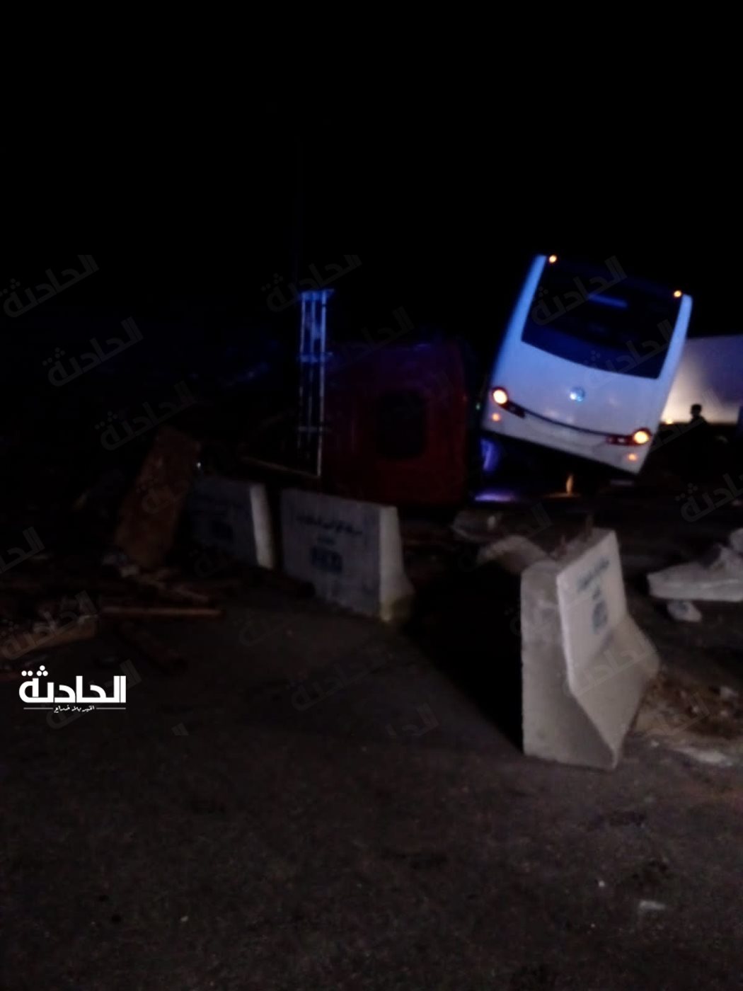 حادث تصادم أتوبيس وسيارة نقل