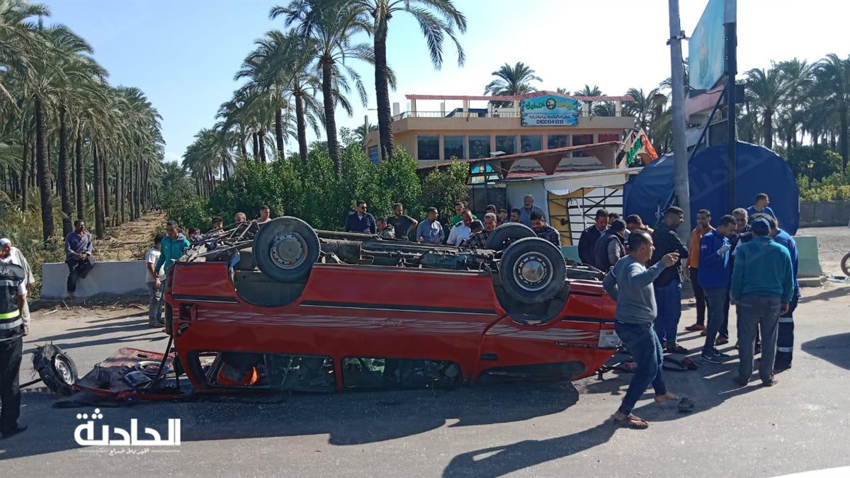 مصرع وإصابة 9 أشخاص في انقلاب ميكروباص بـ ادكو