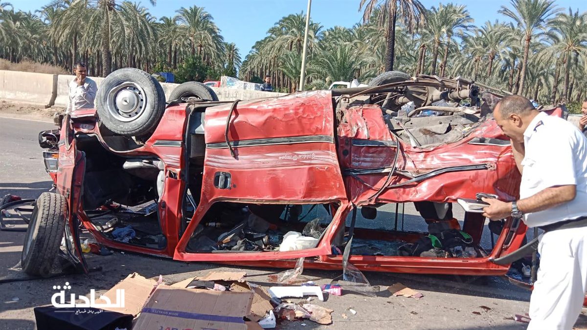 مصرع وإصابة 9 أشخاص في انقلاب ميكروباص بـ ادكو