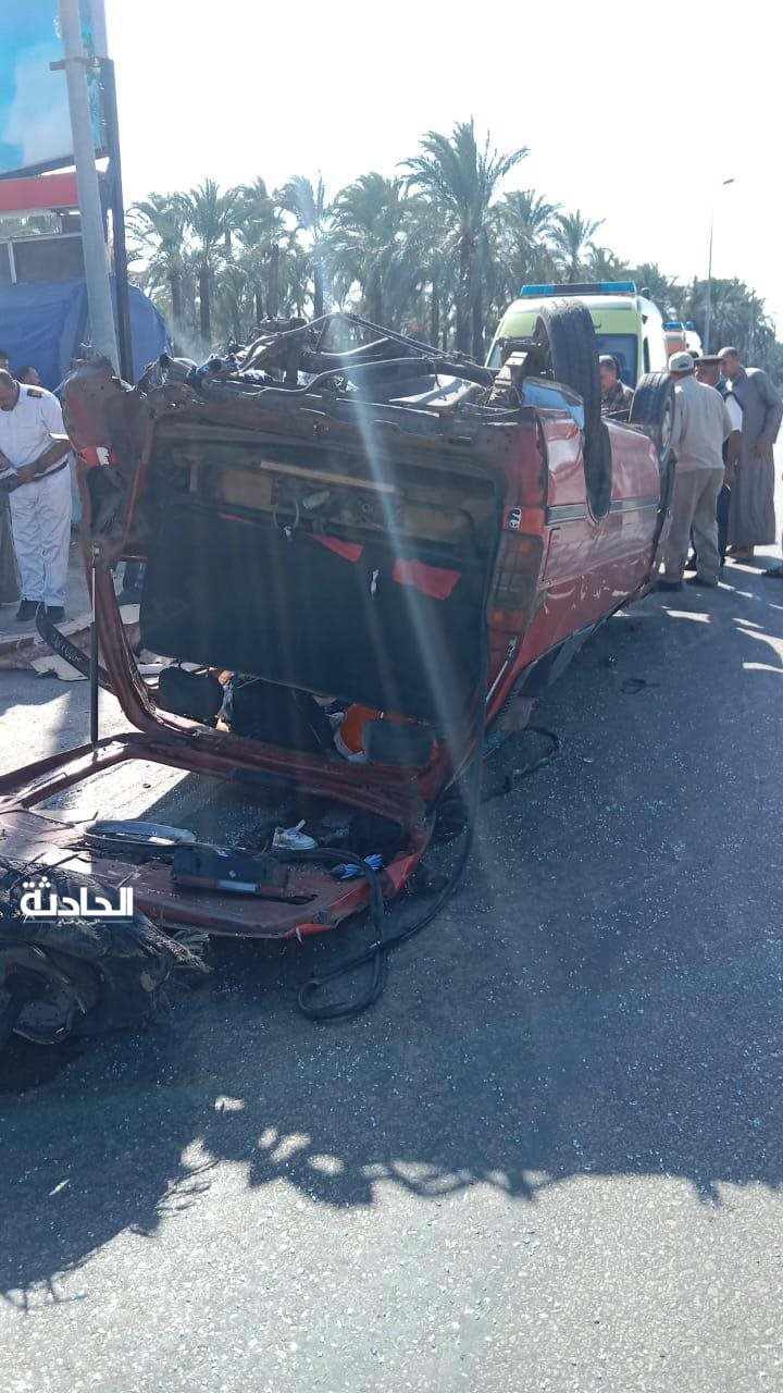 مصرع وإصابة 9 أشخاص في انقلاب ميكروباص بـ ادكو