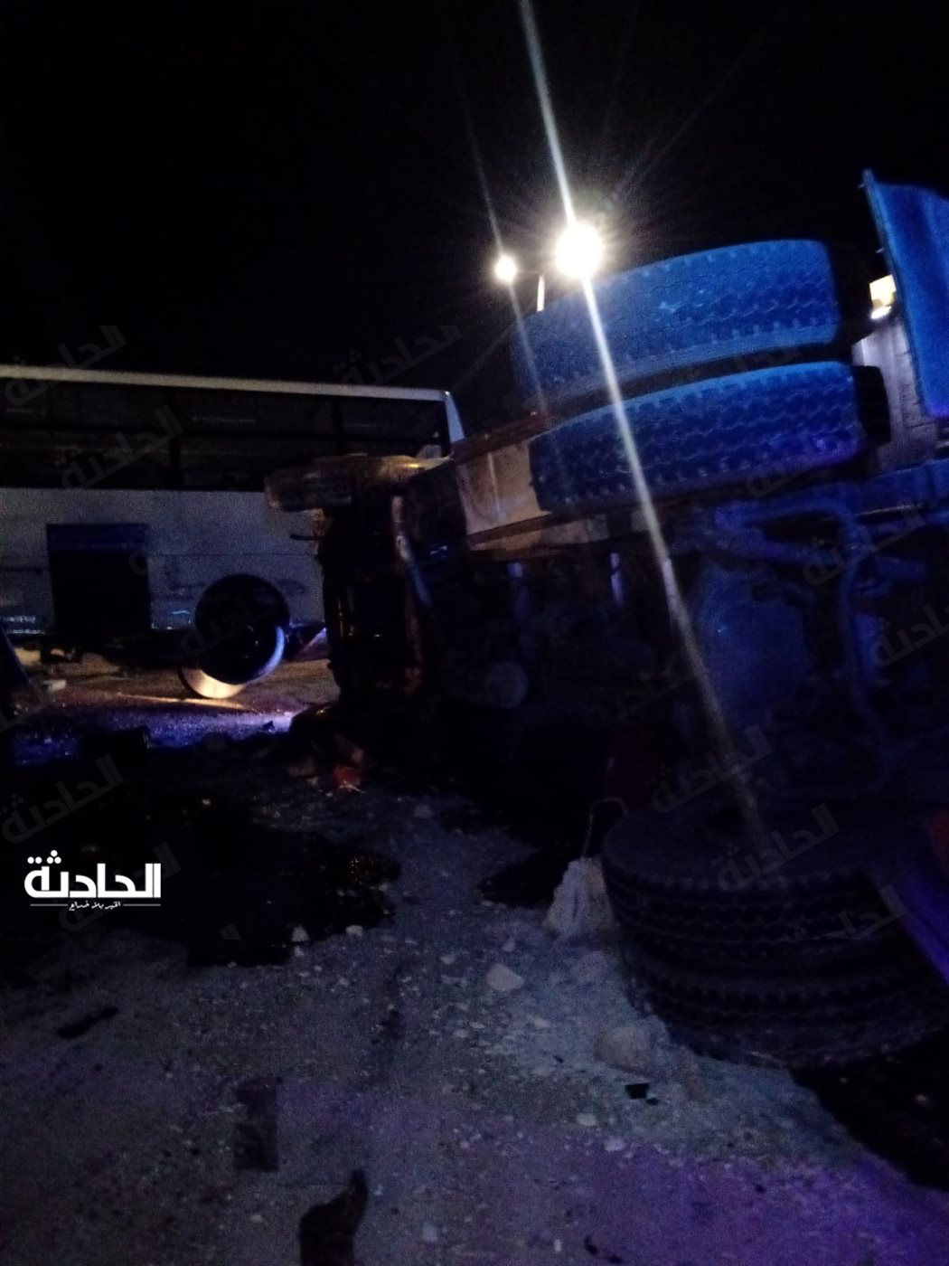 حادث تصادم أتوبيس وسيارة نقل