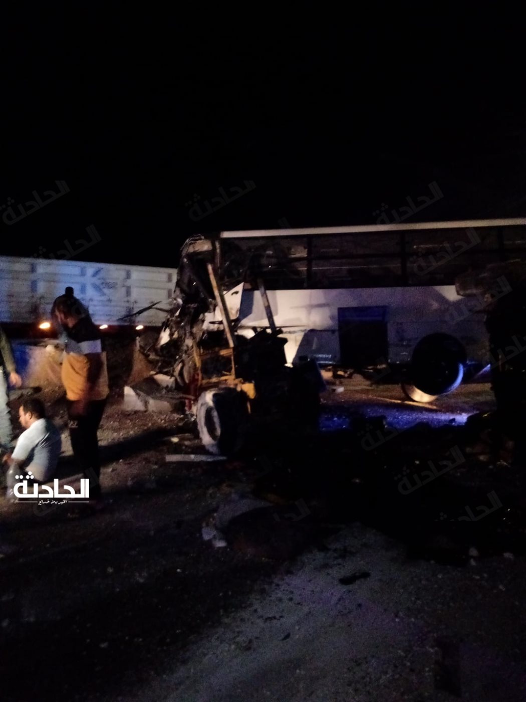 حادث تصادم أتوبيس وسيارة نقل