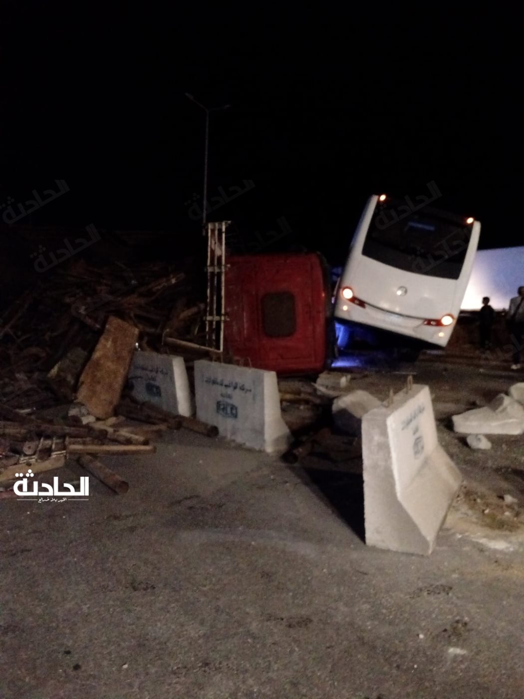 حادث تصادم أتوبيس وسيارة نقل