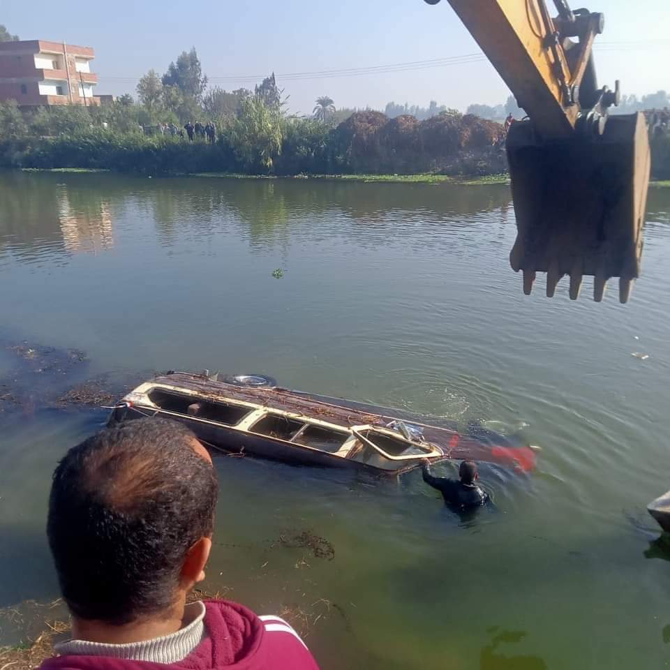 انقلاب ميكروباص في ترعة بالمنوفية