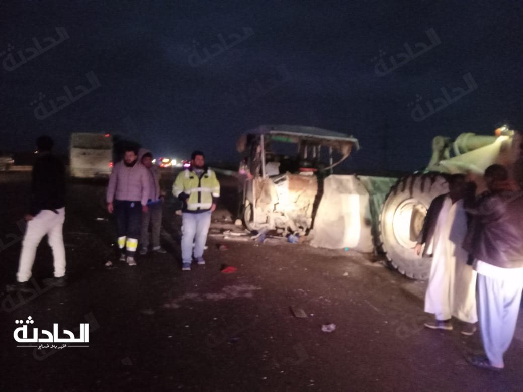حادث تصادم لودر بأتوبيس